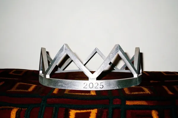 -2025---abstract-sculpture-of-crown--made-from-met.jpg